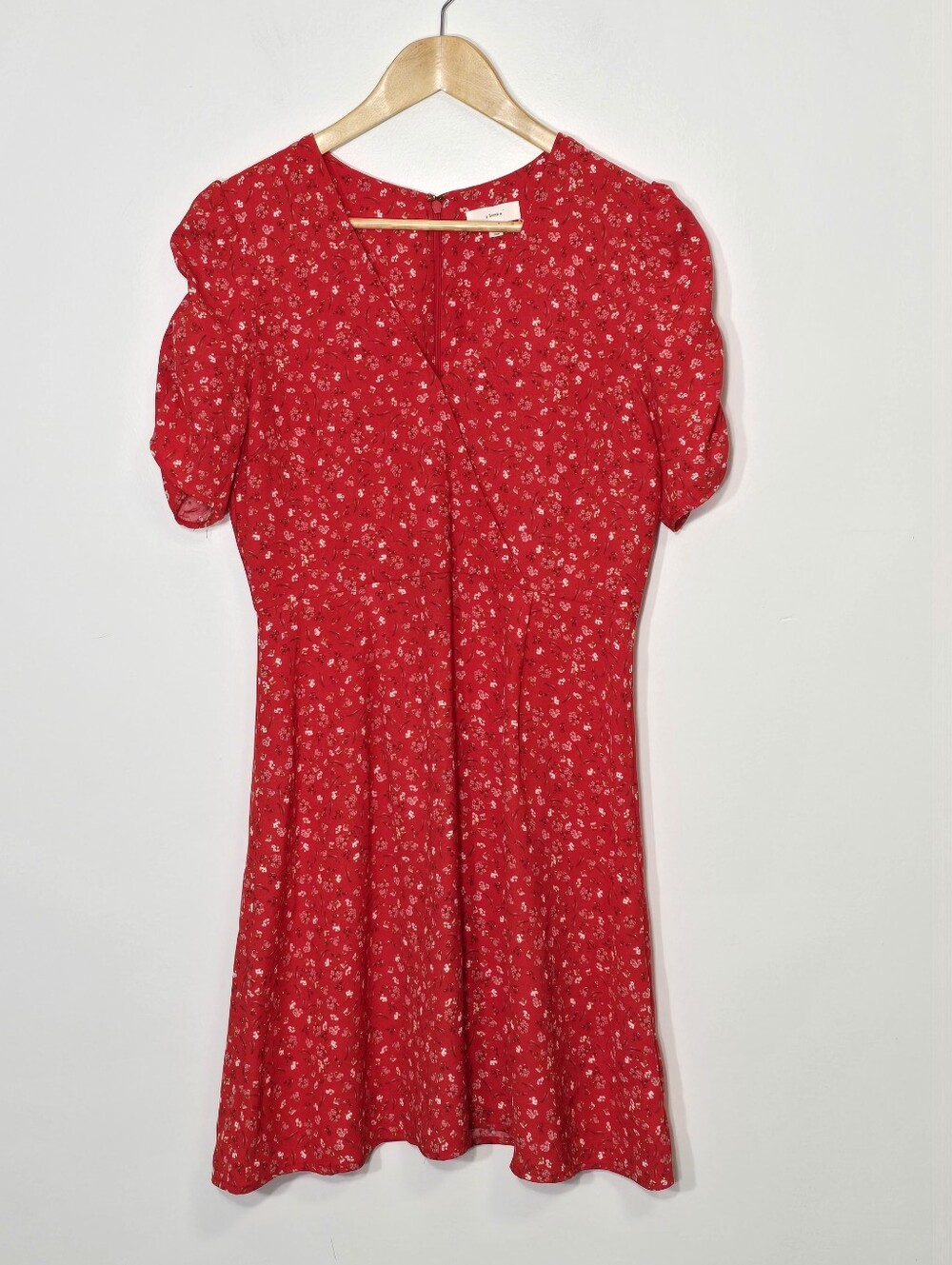 A Loves A Red White Pink Floral Print Lightweigth Gather Sleeves VNeck Sz Medium